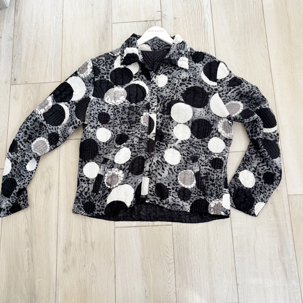 UBU Women’s Black White Print Reversible To Solid Black Textured Jacket Size XL